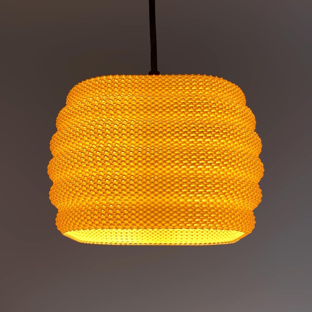 Square Daira Woven Texture Lampshade – A Masterpiece of Geometric Elegance and Warm Light Diffusion.