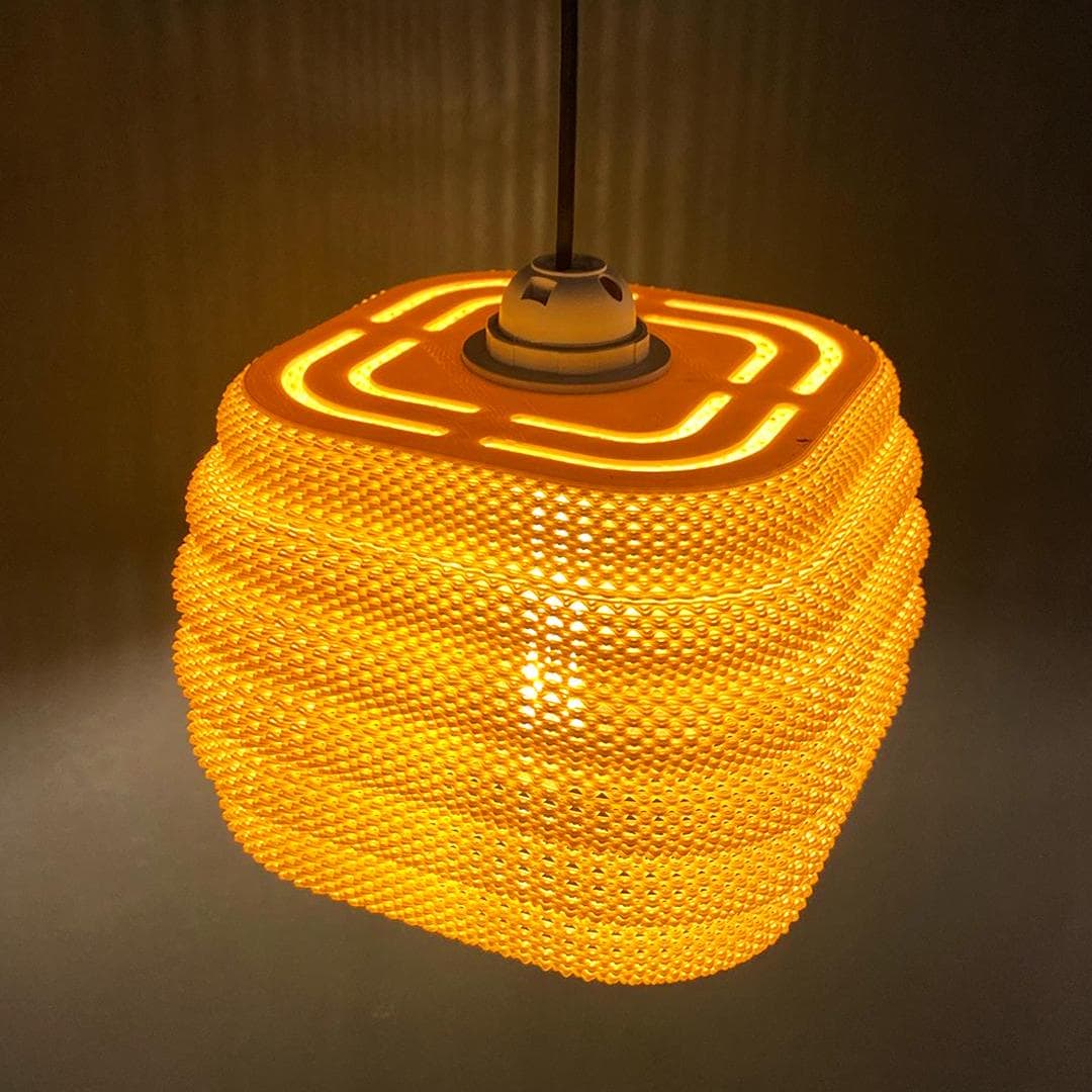 Square Daira Woven Texture Lampshade – A Masterpiece of Geometric Elegance and Warm Light Diffusion.