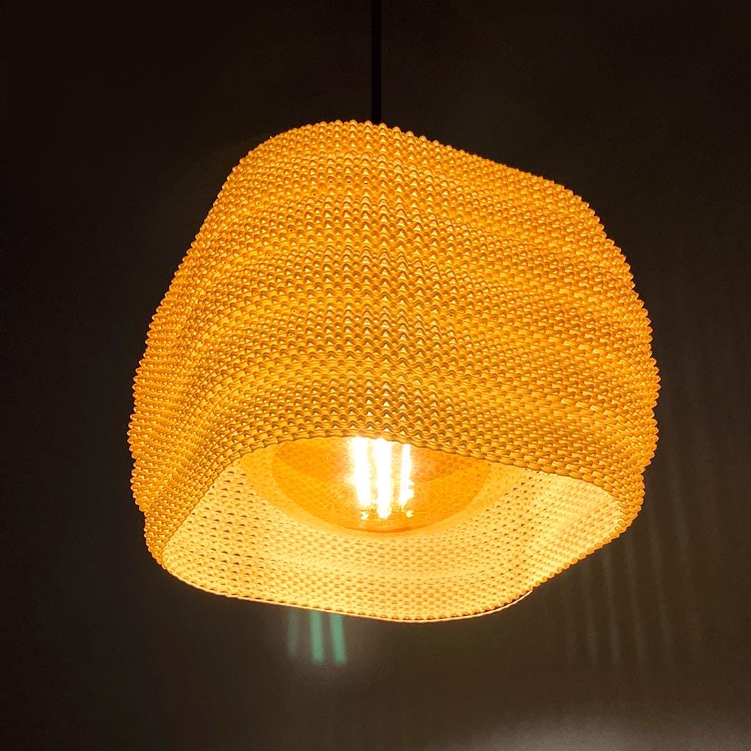 Square Daira Woven Texture Lampshade – A Masterpiece of Geometric Elegance and Warm Light Diffusion.